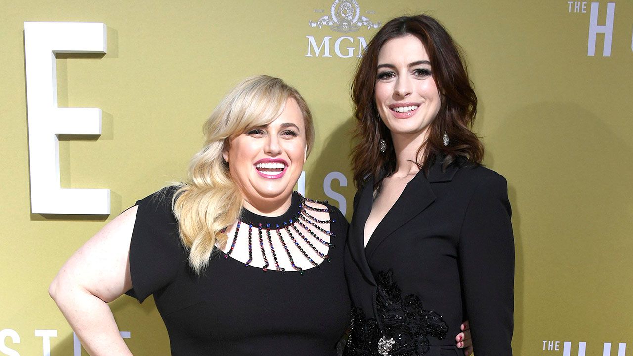 The Hustle Stars Anne Hathaway Rebel Wilson Argue Over Who Bought The Outdoor Furniture From Set People Com