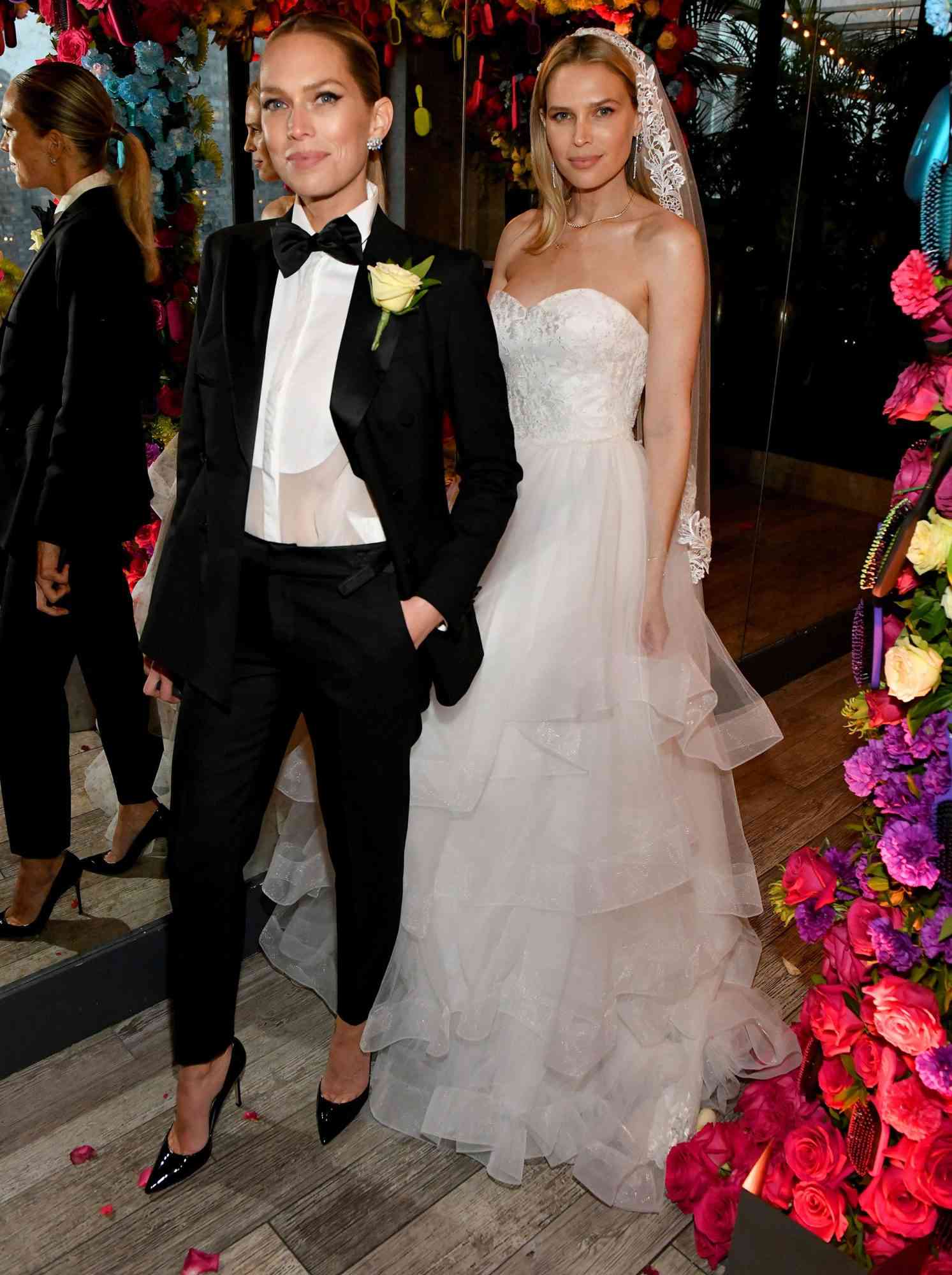 Sara and Erin Foster shared their best summer wedding styling tips at the l...