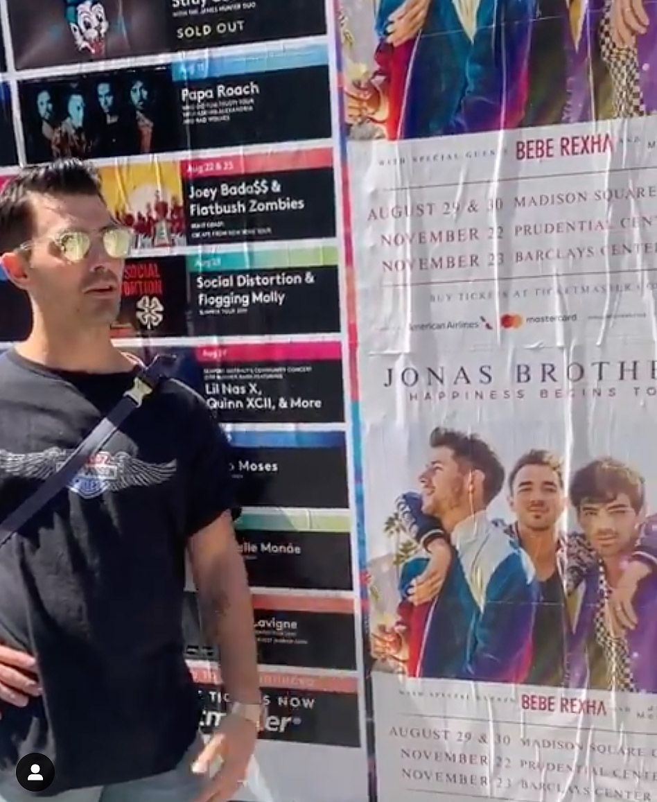 Joe Jonas Points Out Jonas Brothers Poster On N Y C Street
