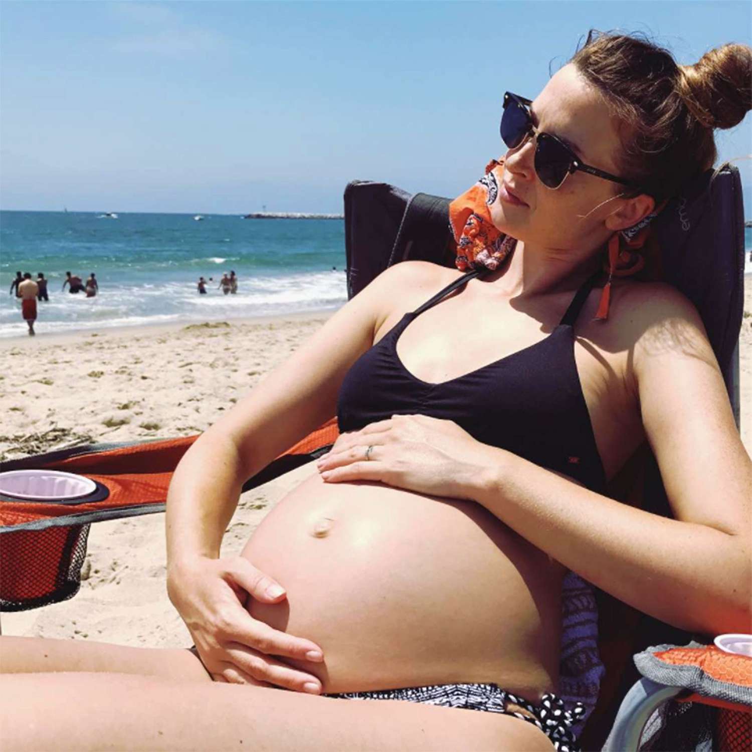 pregnant-celebs-bikinis-EMILY-BALDONI