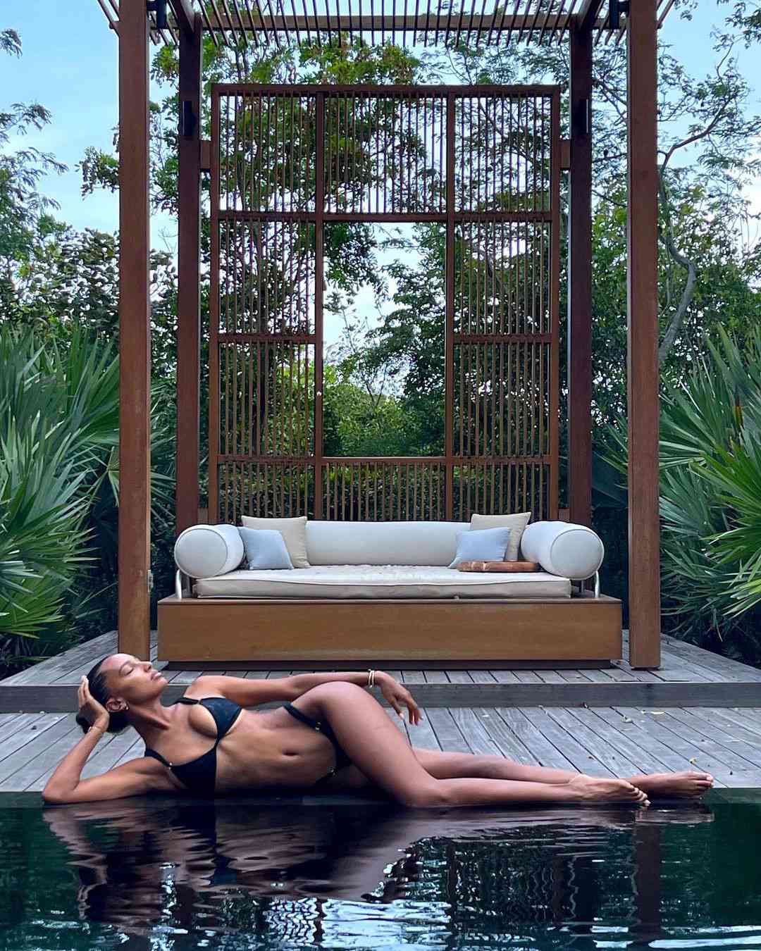 <p>The model says she "never wants to leave" her tropical poolside vacay - to which we say, who could blame her? </p>
                            