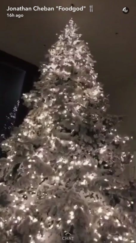 kim-kardashian-christmas-tree-20160-jonathan-cheban