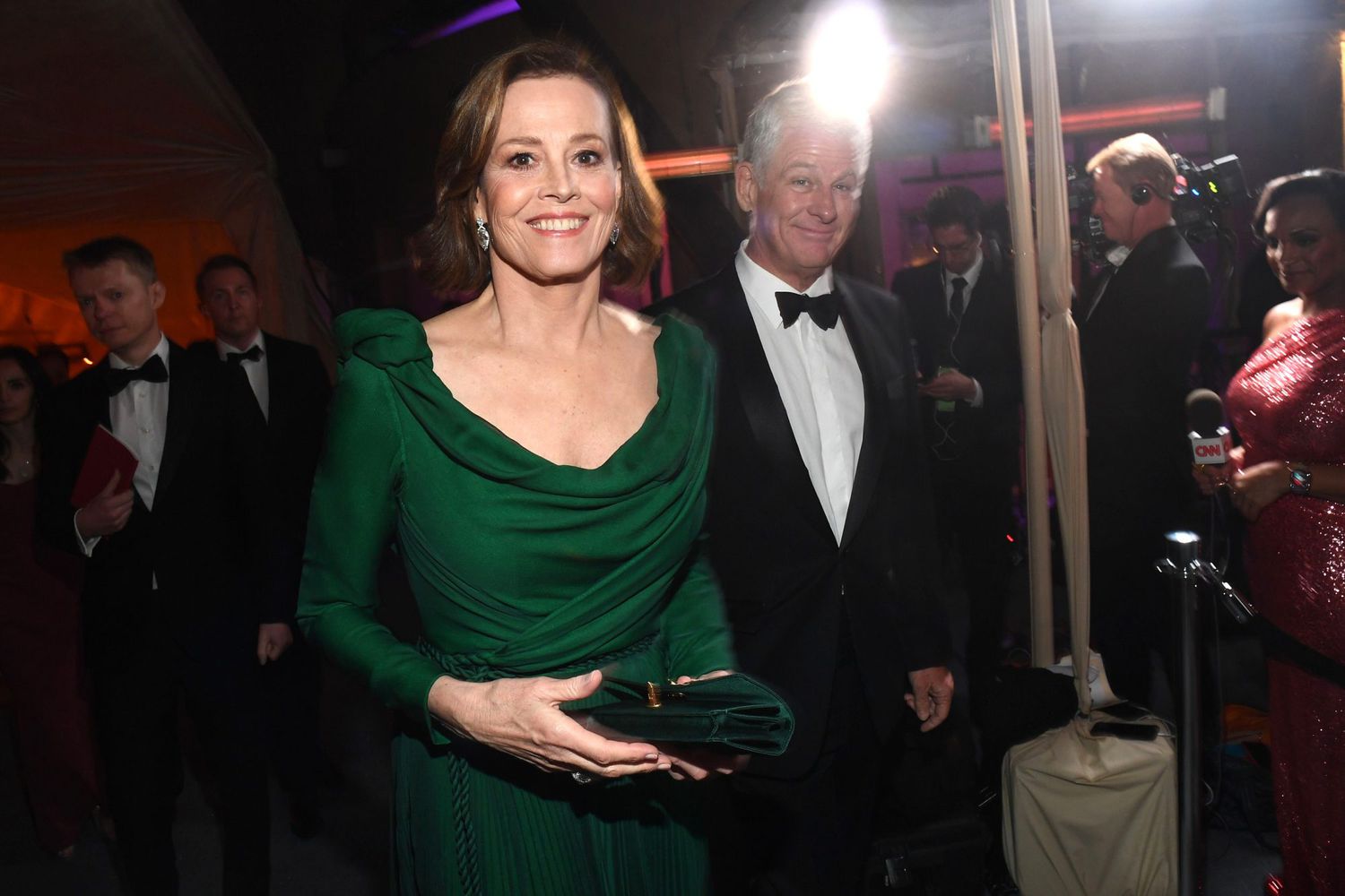 <p>Sigourney Weaver and Jim Simpson had date night at the Governor's Ball after the Academy Awards.</p>
                            