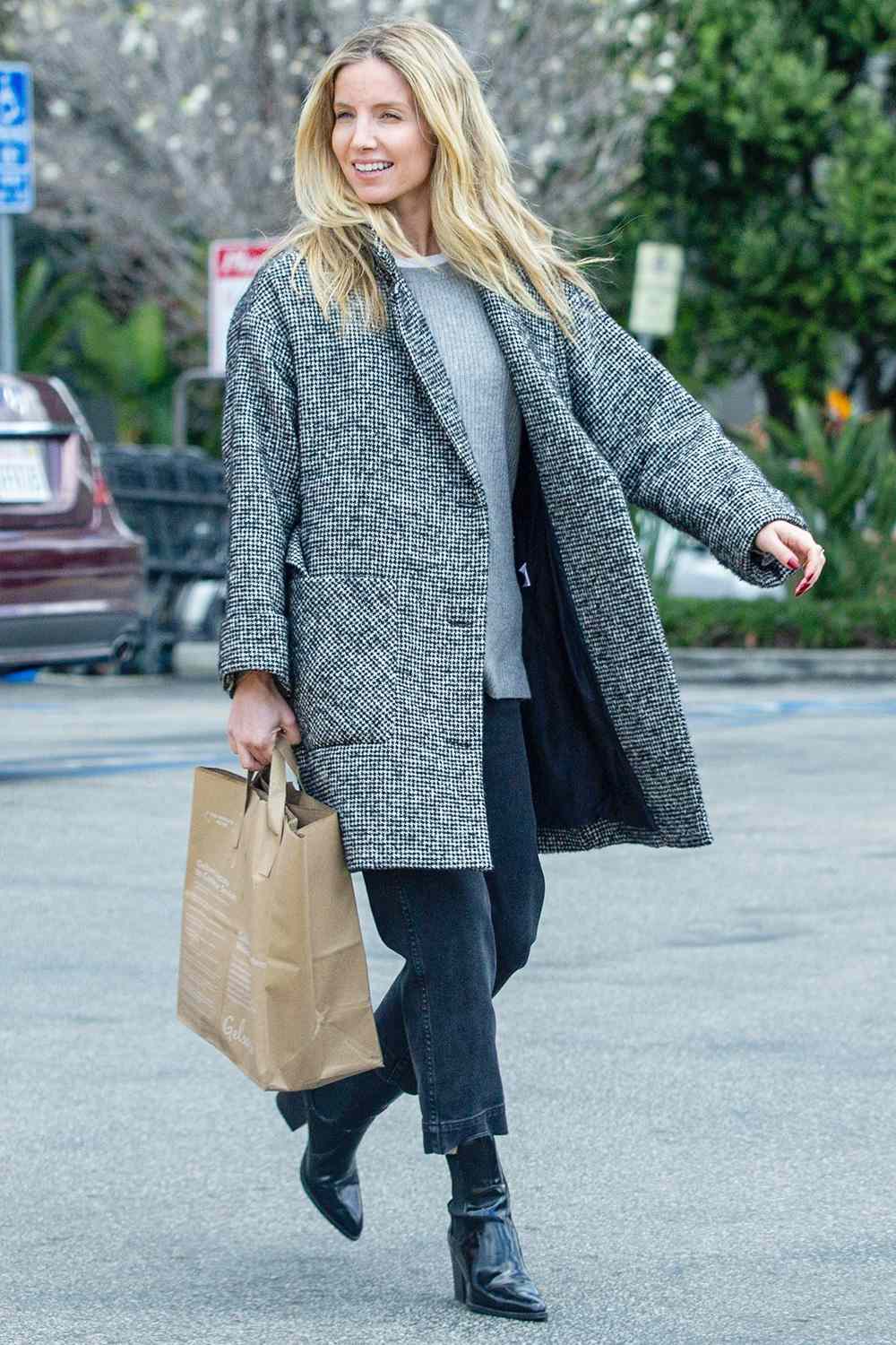 Chris Pine goes grocery shopping at Gelson's with girlfriend Annabelle Wallis