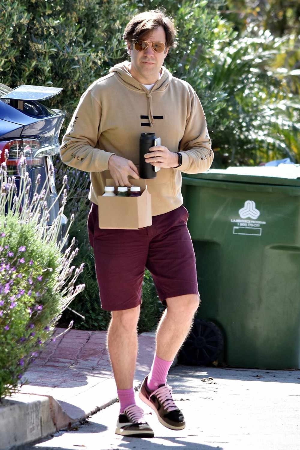 Jason Sudeikis goes for a juice run in the morning