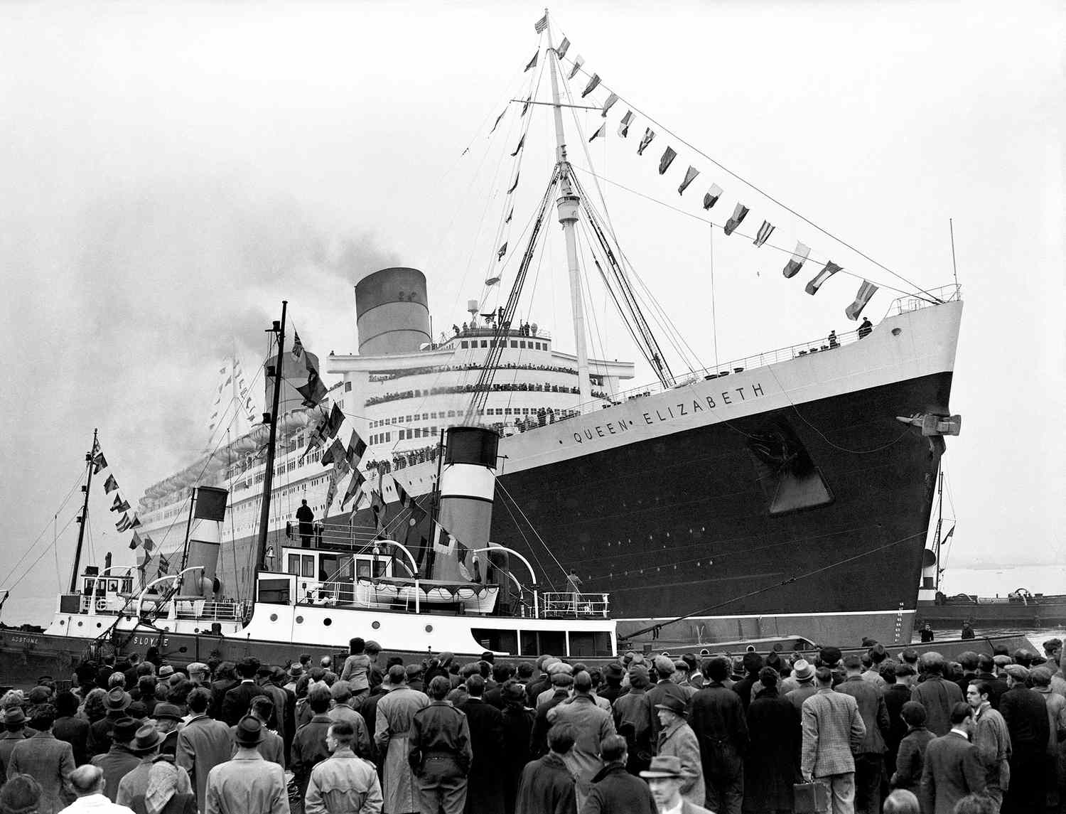 UK Transport - Sea - Liners - RMS Queen Elizabeth - Southampton - 1946