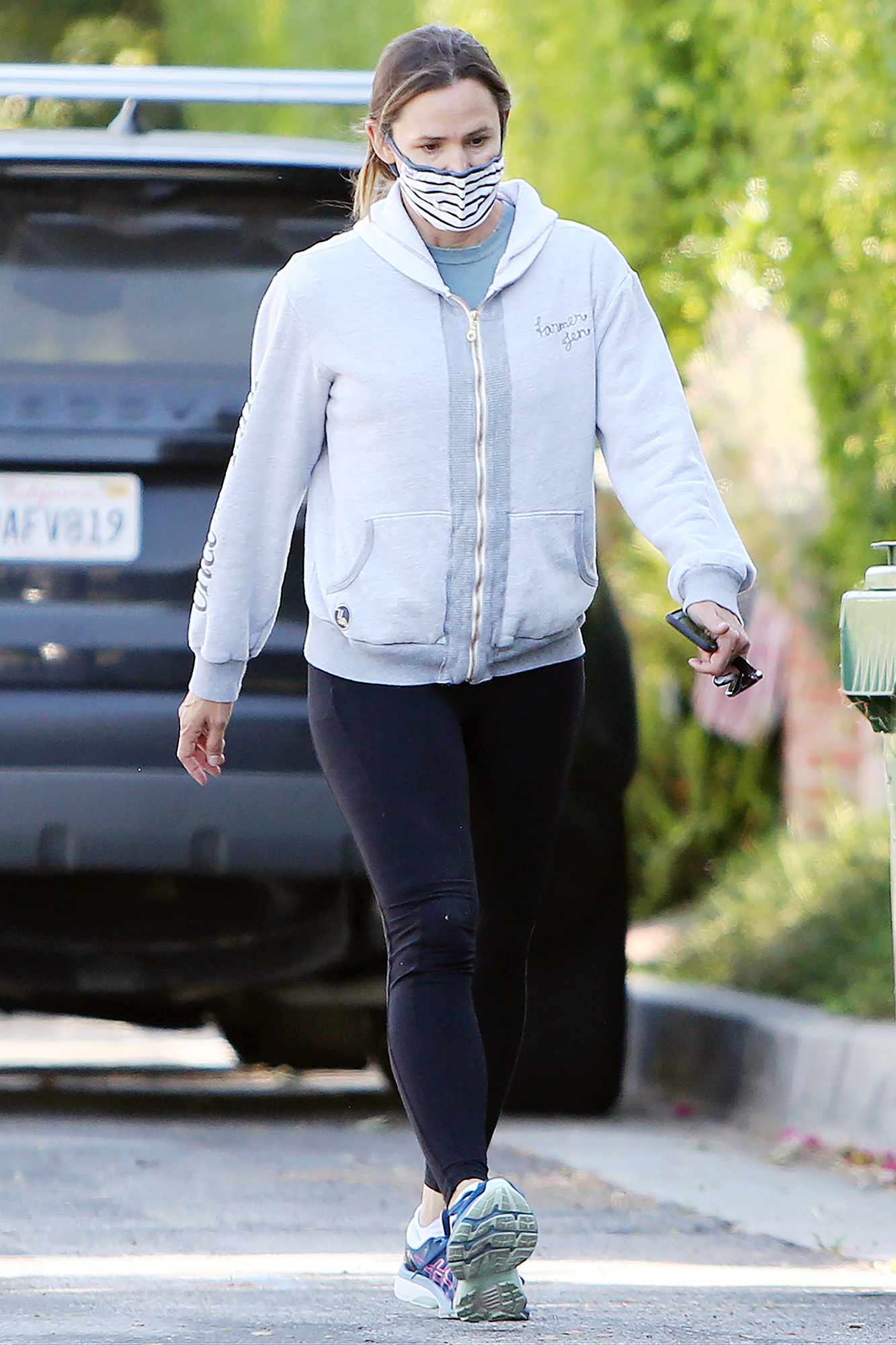 Jennifer Garner Strolling With A Friend In Los Angeles