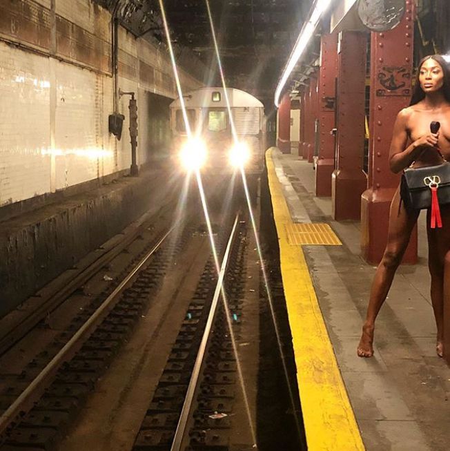 Naomi Campbell Poses Nude In The Nyc Subway 6854