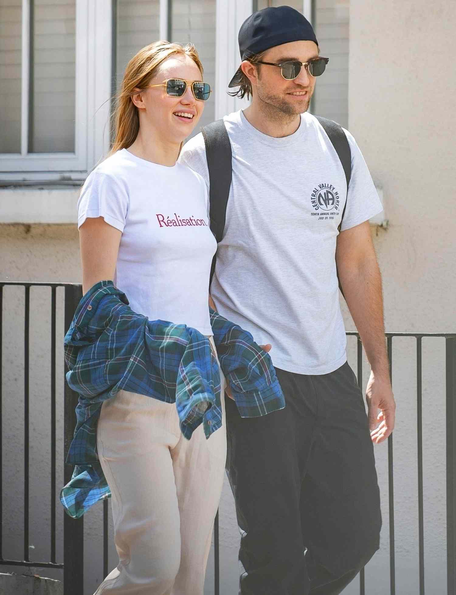 Suki Waterhouse smokes E-cigarette whilst walking with beau Robert Pattinson
