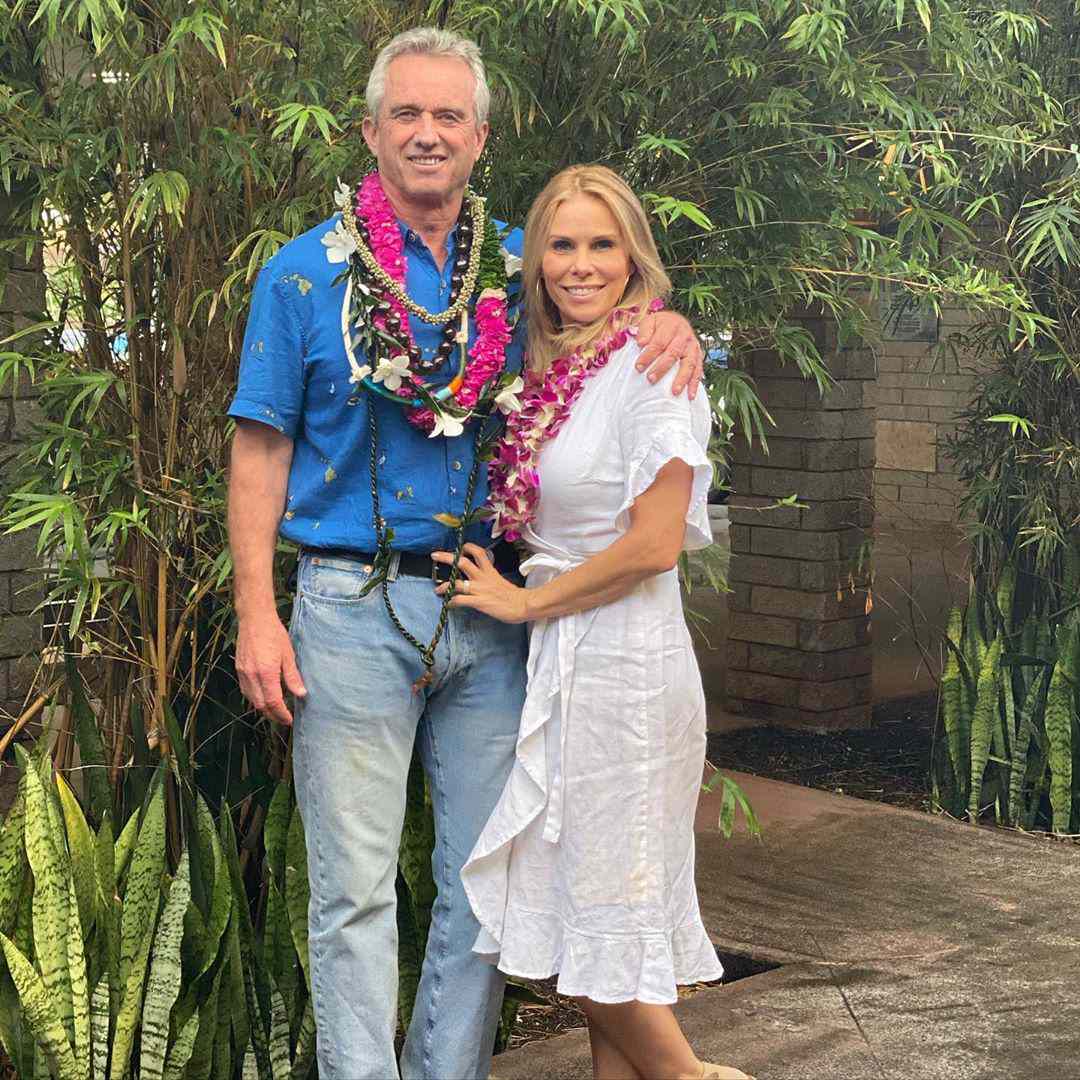 RFK Jr. dankt echtgenote Cheryl Hines 'voor de eindeloze lach' in jubileumpost'for the Endless Laughter' in Anniversary Post