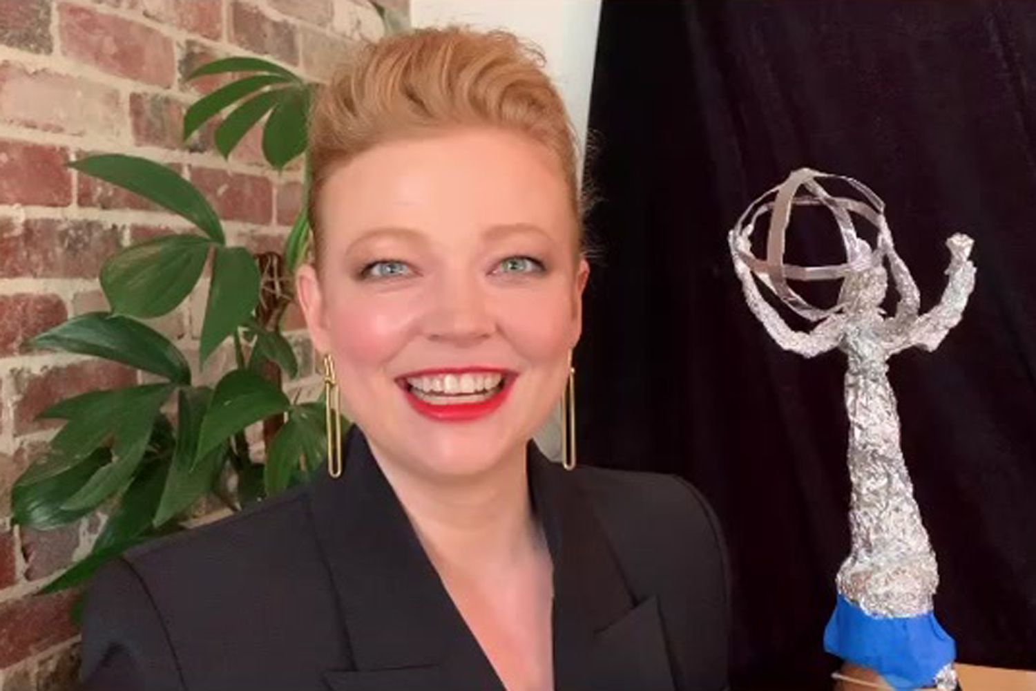 Successions&rsquo; Sarah Snook Made Fake Foil Emmy