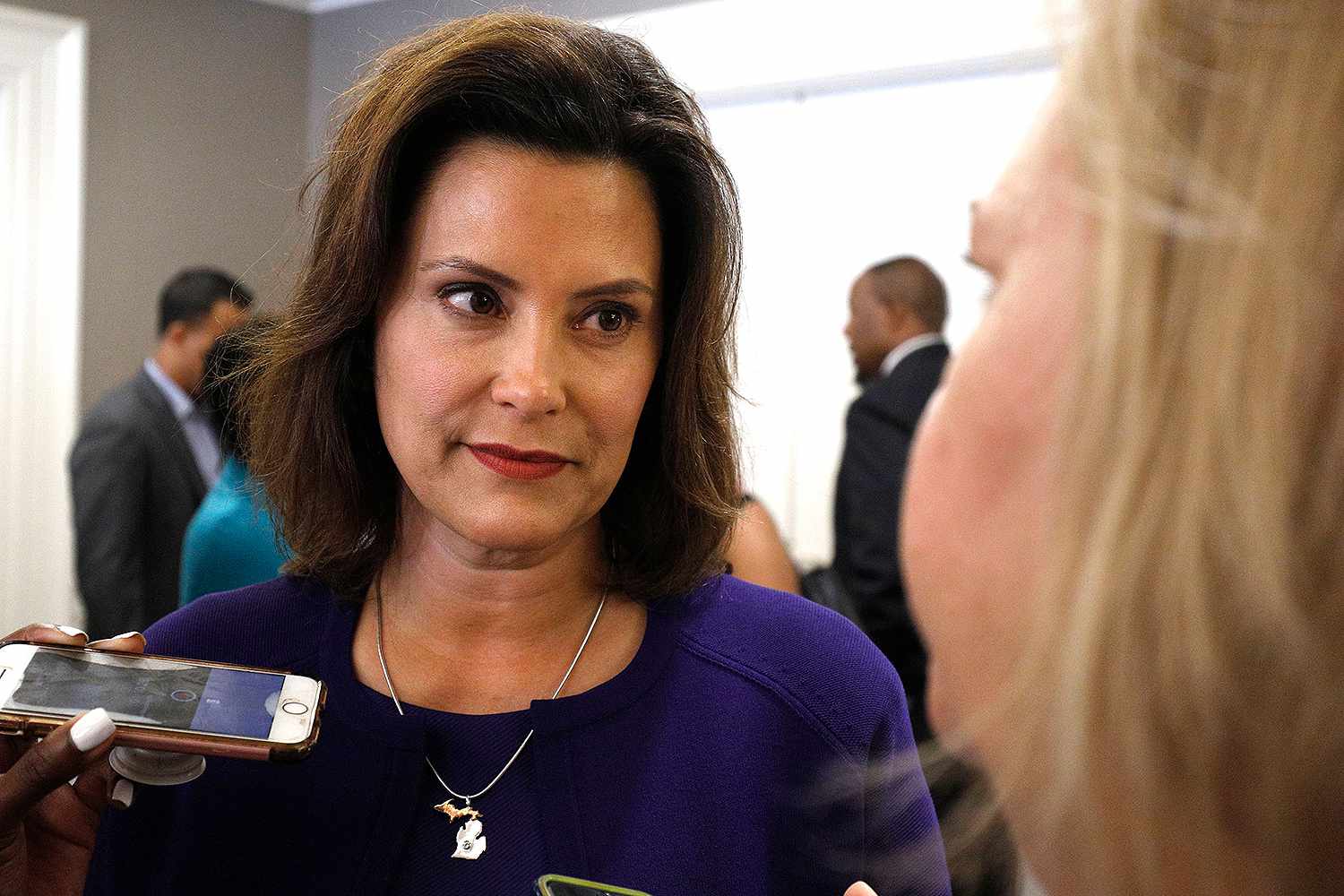 Mich Gov Gretchen Whitmer Apologizes For Dinner Photo With 12 Others People Com