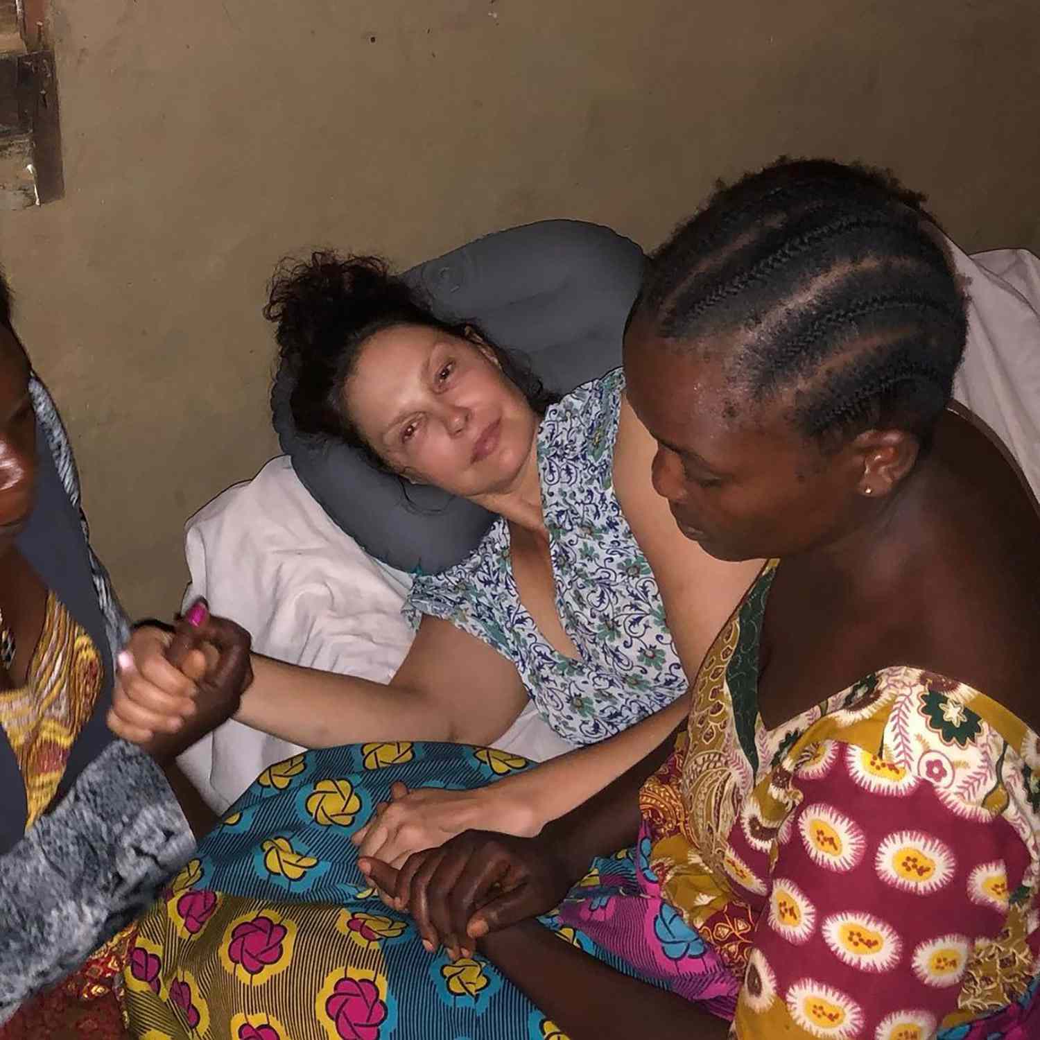 Képtalálatok a következőre: Injured Ashley Judd Rescued From Jungle on Hammock