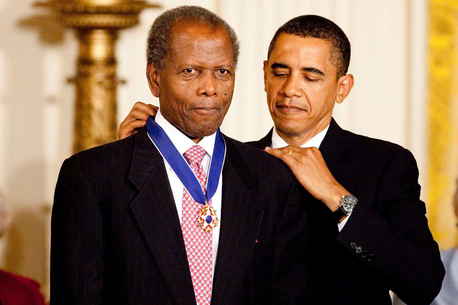 Sidney Poitier receives the 2009 Presidential Medal of Freedom from U.S. President Barack Obama during a ceremony in the East Room of the White House in Washington, D.C., U.S., on Wednesday, Aug. 12, 2009