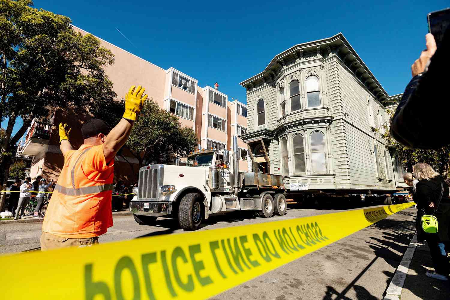 Truck pulls a Victorian home through San Francisco
