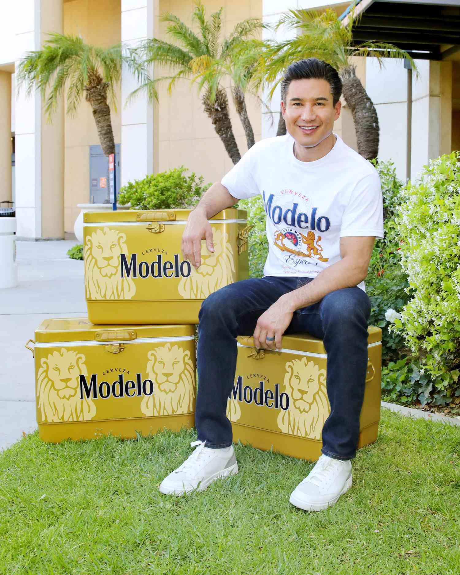 Modelo teamed up with Mario Lopez to thank healthcare workers at Providence Saint Joseph Medical Center in Burbank, Calif., and recognize the hard work and sacrifices of all first responders as part of the Modelo #SaludToCinco campaign