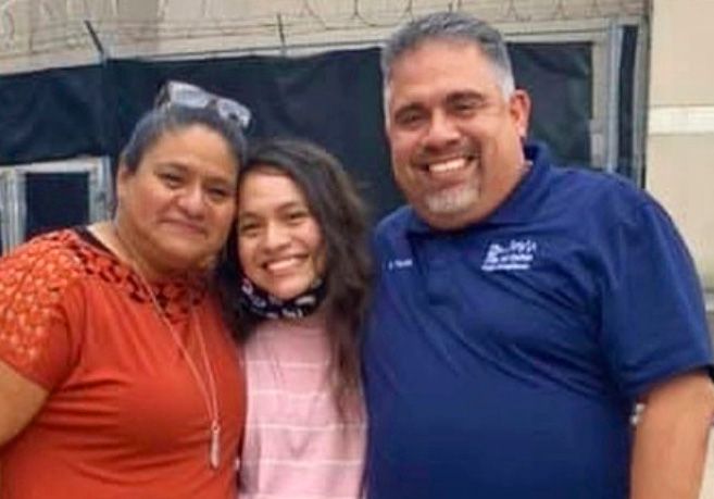 Zephi Trevino and her parents