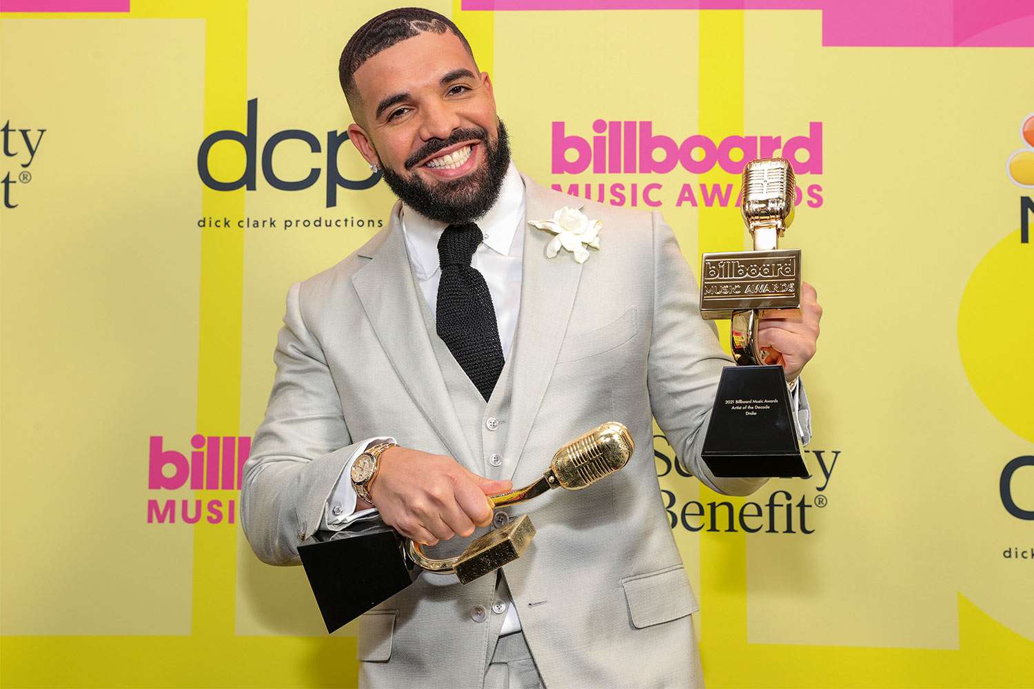 Drake Accepts 2021 BBMAs Artist of the Decade Award | PEOPLE.com