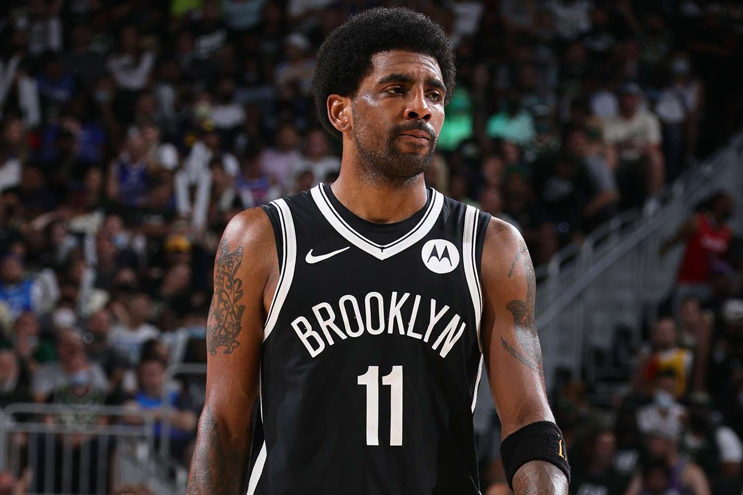 Kyrie Irving #11 of the Brooklyn Nets looks on during Round 2, Gioco 4 del 2021 NBA Playoffs on June 13 2021 at the Fiserv Forum Center in Milwaukee, Wisconsin.