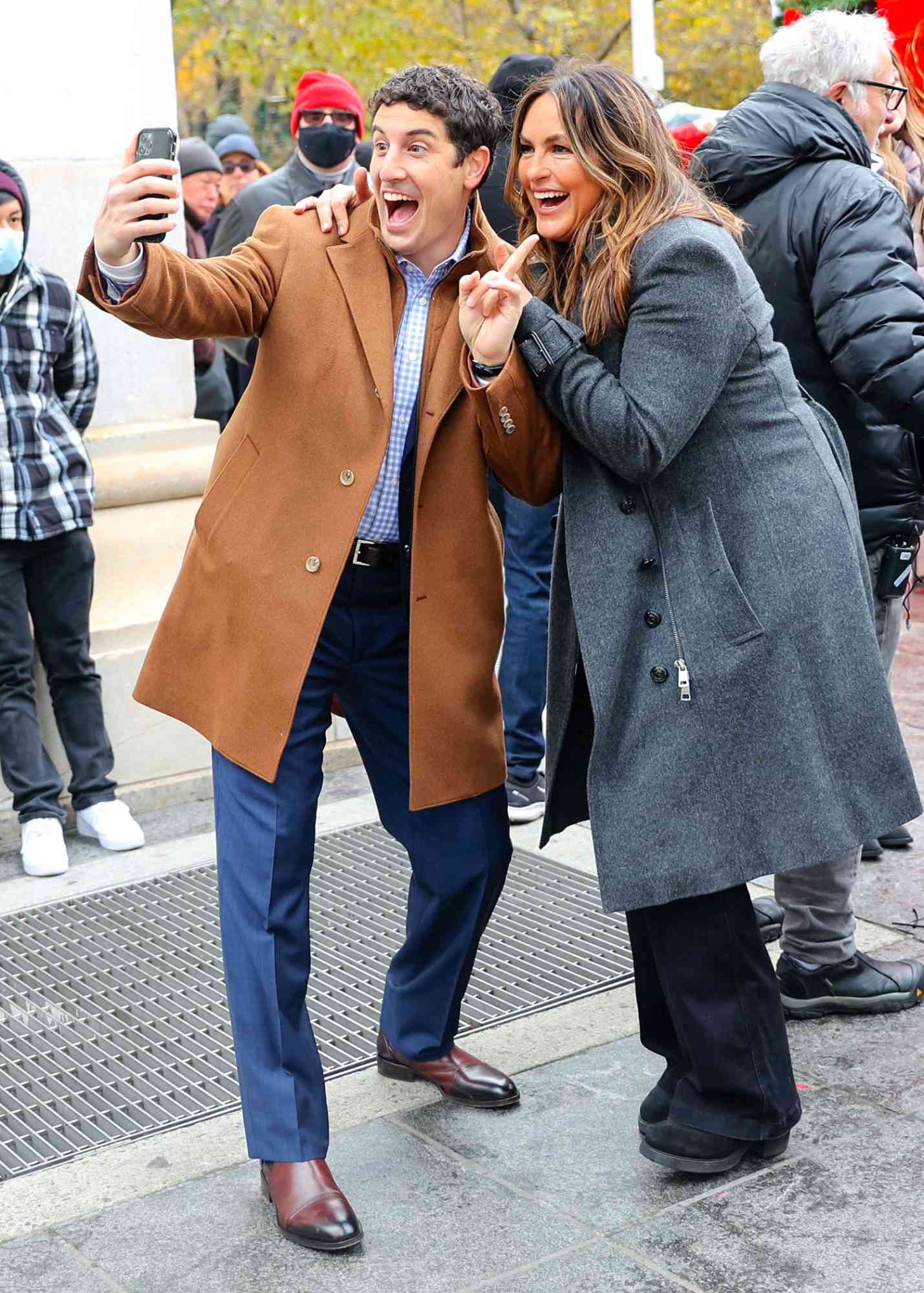 Jason Biggs is seen on the film set of the 'Law and Order: Special Victims Unit' in New York City. NON-EXCLUSIVE November 30, 2021. 30 Nov 2021 Pictured: Mariska Hargitay,Jason Biggs.