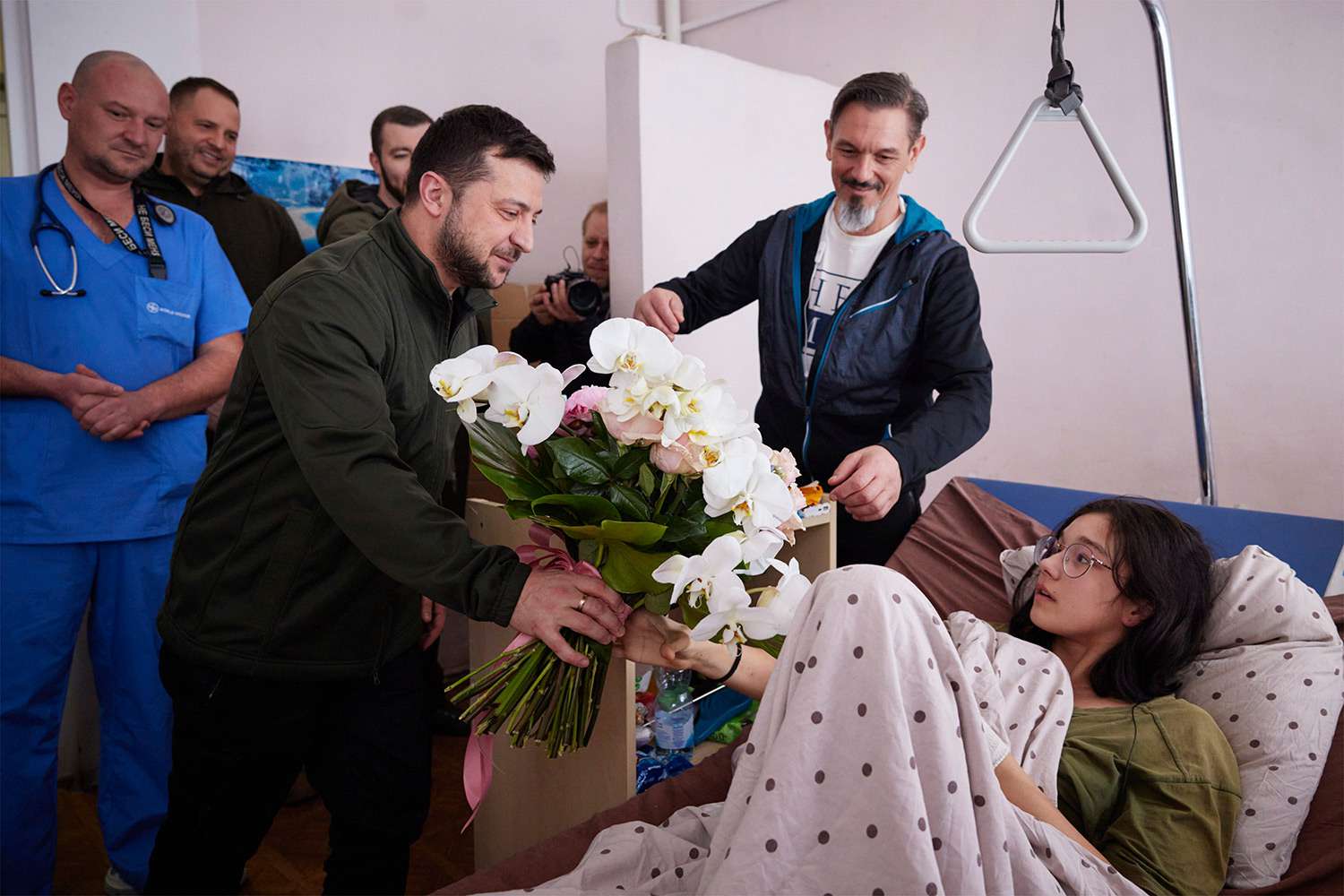 Volodymyr Zelenskyy Surprises Teen Victim in the Hospital | PEOPLE.com