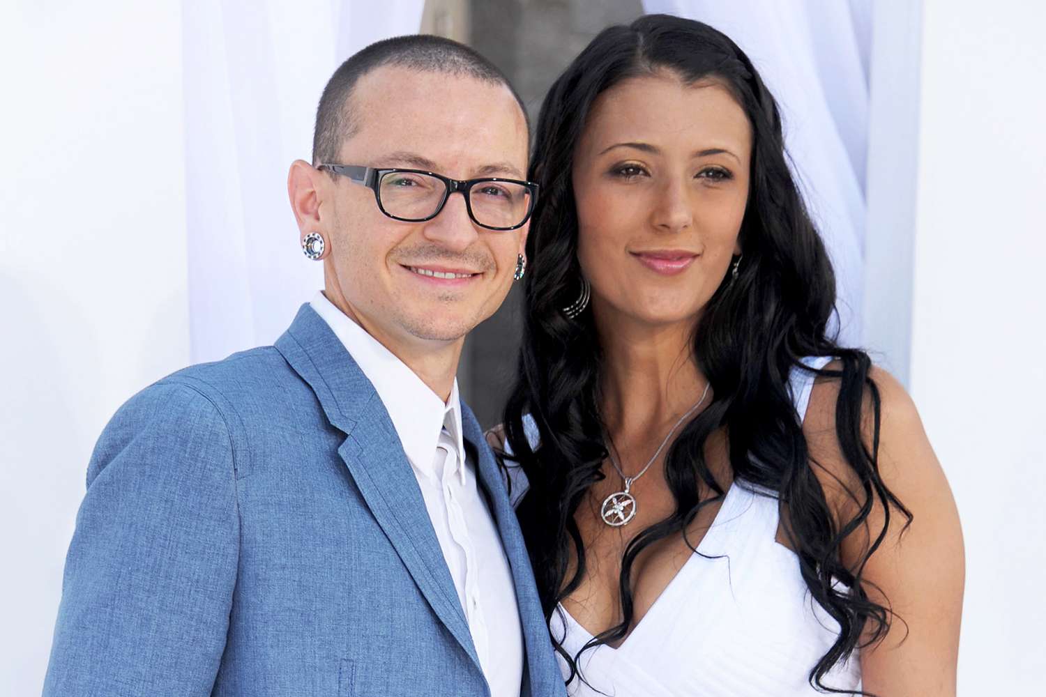 Chester Bennington of Linkin Park and wife Talinda Ann Bentley arrive at the 2012 Billboard Music Awards at MGM Grand on May 20, 2012 라스베가스에서, 네바다.