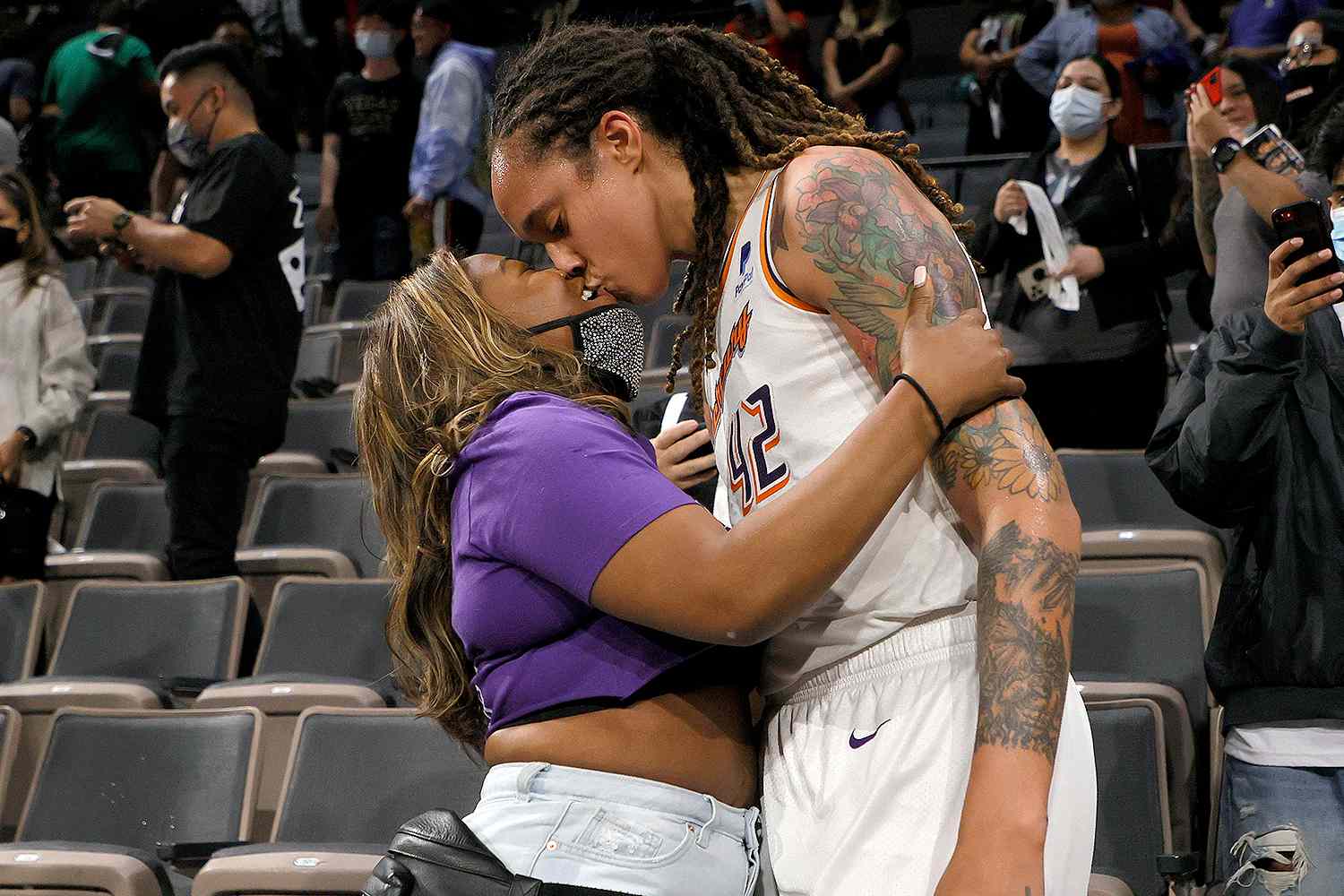 布兰妮·格林纳 #42 在水星击败拉斯维加斯王牌后，凤凰水星在看台上亲吻了她的妻子 Cherelle Griner 87-84 在第五场比赛中 2021 WNBA 季后赛半决赛将于 10 月在 Michelob ULTRA Arena 赢得系列赛 8, 2021 在拉斯维加斯, 内华达.