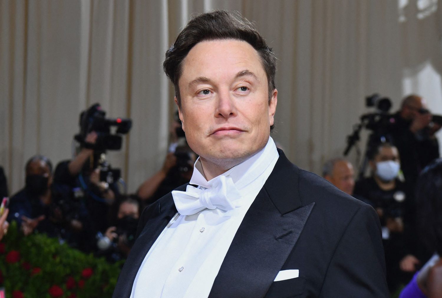 Elon Musk arrives for the 2022 Met Gala at the Metropolitan Museum of Art on May 2, 2022, Em Nova Iórque. - The Gala raises money for the Metropolitan Museum of Art's Costume Institute. The Gala's 2022 theme is "In America: An Anthology of Fashion". (Photo by Angela Weiss / AFP) (Photo by ANGELA WEISS/AFP via Getty Images)