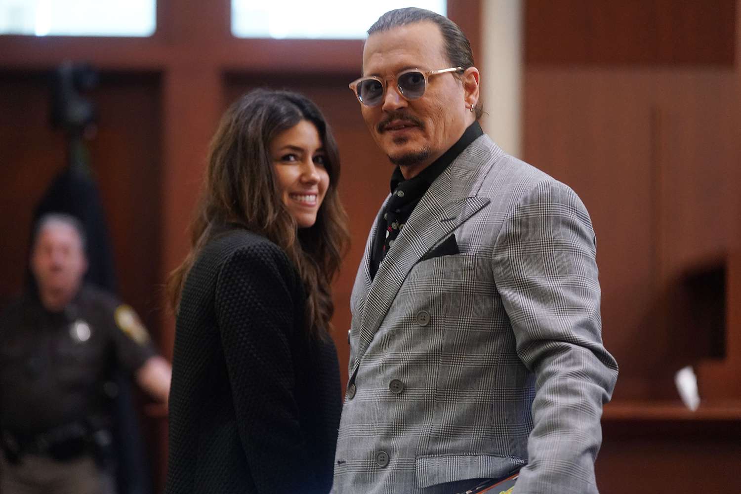 约翰尼·德普 (电阻) and his attorney Camille Vasquez (升) during a break in the 50 million US dollar Depp vs Heard defamation trial at the Fairfax County Circuit Court