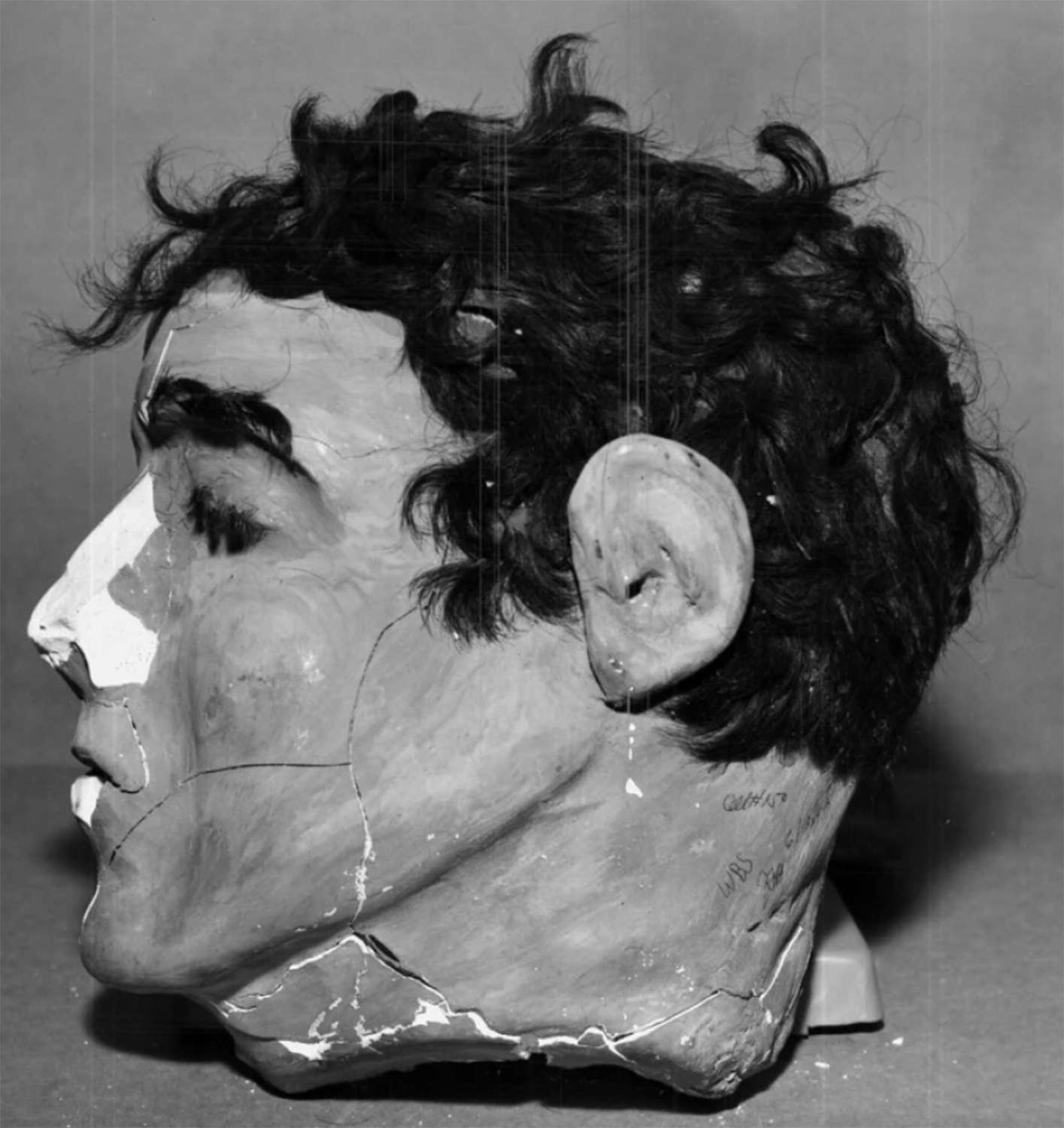 Profile of the dummy head found in Morris’ cell. The broken nose happened when the head rolled off the bed and hit the floor after a guard reached through the bars and pushed it, 미국에 따르면. Marshal’s website.