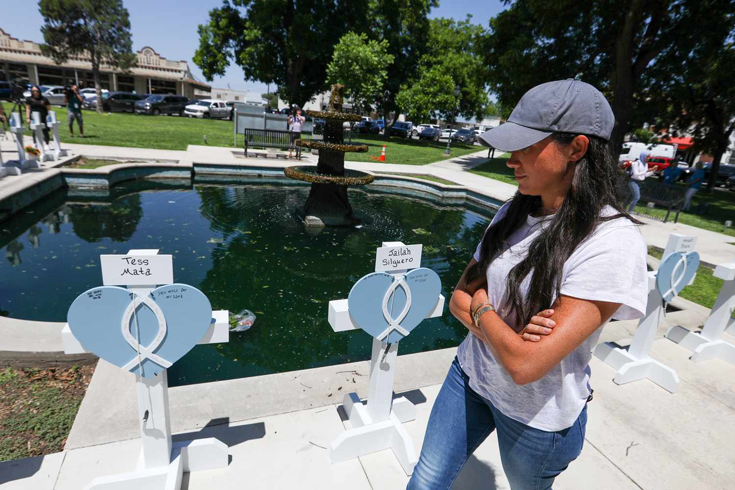 Britain's Duchess of Sussex, Meghan Markle pays respect at a makeshift memorial outside Uvalde County Courthouse in Uvalde, Texas, on May 26, 2022. Flowers are placed on a makeshift memorial in front of Robb Elementary School after mass school shooting which 21 people killed in Uvalde, Texas on Wednesday.