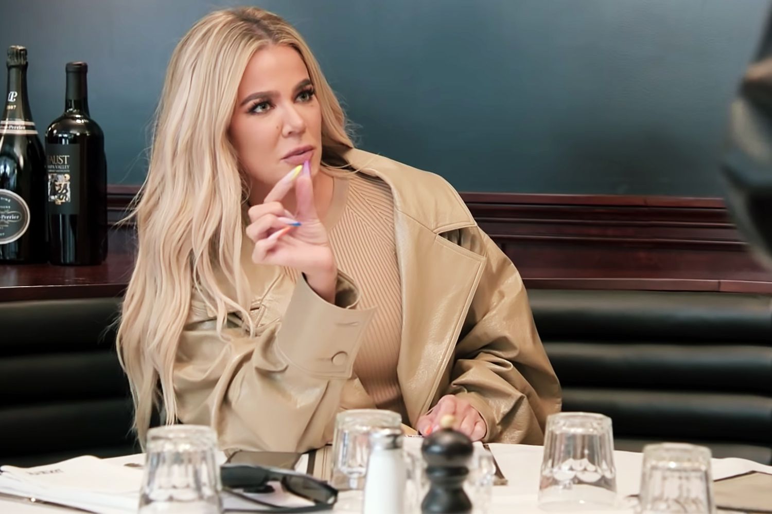 I Kardashian | Khloé Has A Bone To Pick With Kim | Hulu