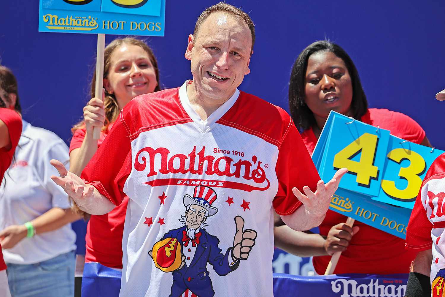 NOVA YORK, EUA - JULHO 04: Joey Chestnut won first place eating 63 hot dogs in 10 minutes during the men 2022 Nathan's Famous International Hot Dog Eating Contest at Maimonides Park of Coney Island in the Brooklyn borough of New York City, United States on July 4, 2022. (Photo by Tayfun Coskun/Anadolu Agency via Getty Images)