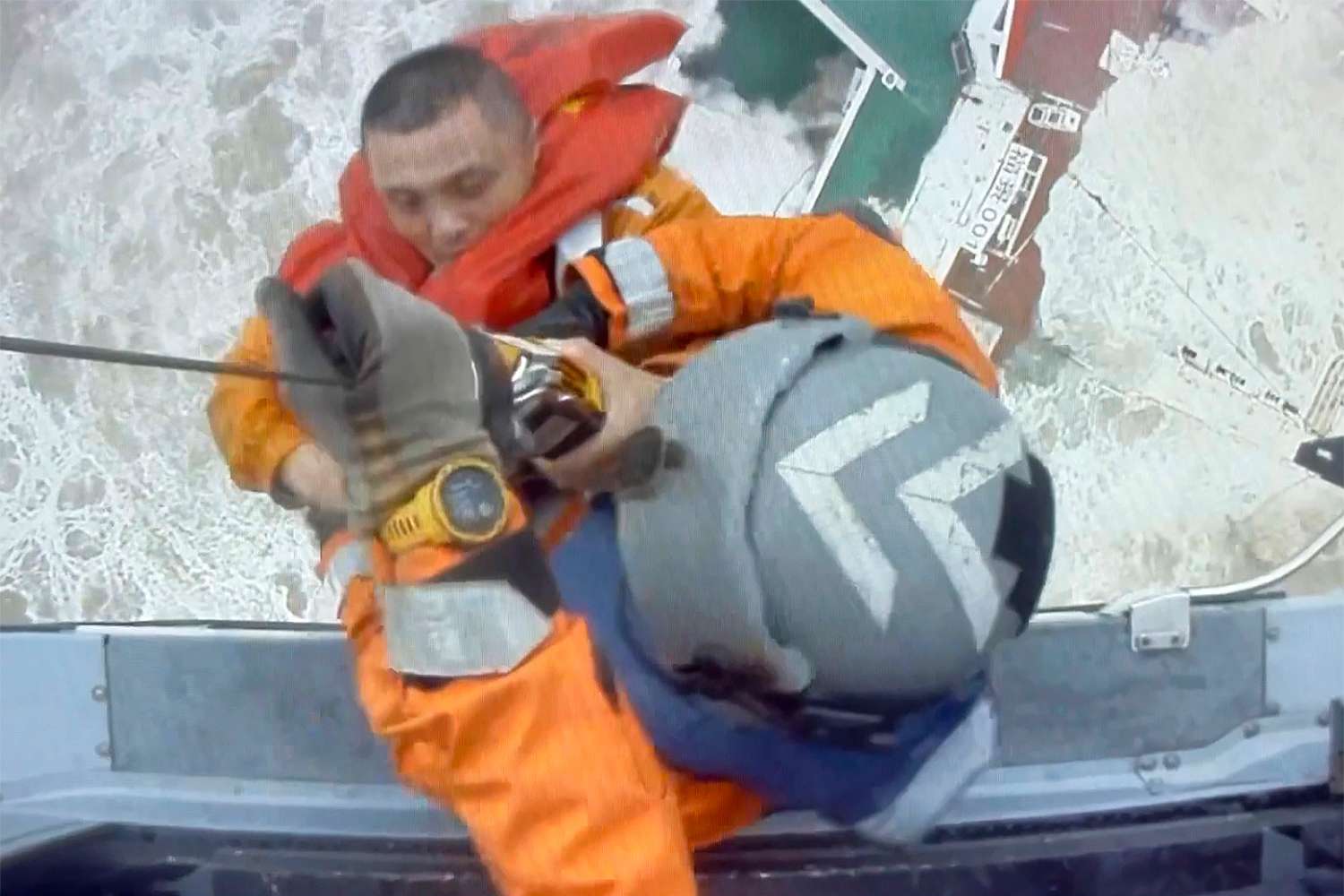 In this image released by Hong Kong Government Flying Service, helicopter crew members winch up a man from a sinking ship in the South China Sea, 300 kilometers (186 miles) south of Hong Kong, il sabato, luglio 2, 2022, as Typhoon Chaba was moving in the area. The industrial support ship operating in the South China Sea has sunk with the possible loss of more than two dozen crew members, rescue services in Hong Kong said Saturday.