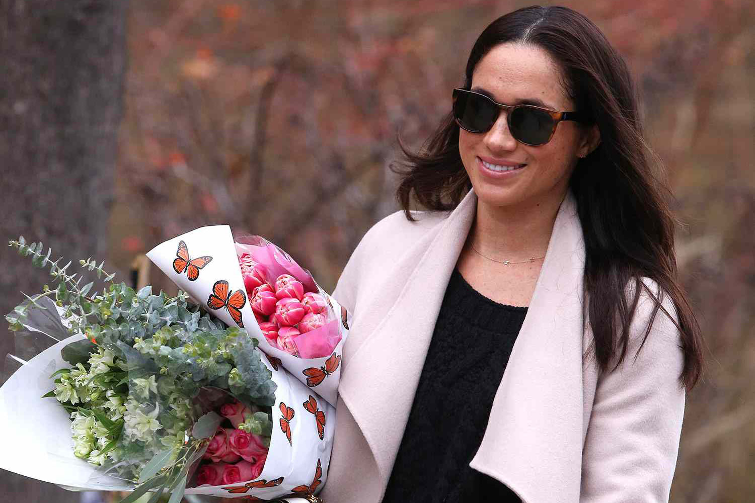 **NO REUSE****NO REUSE** EXCLUSIVE: **PREMIUM EXCLUSIVE RATES APPLY**NO SUBSCRIPTIONS** Prince Harry's girlfriend and Suits actress, Meghan Markle is seen shopping for flowers in Toronto. Meghan, who was happy to be photographed leaving an up-market flower shop, greeted the photographers as they photographed her. The Prince is currently on his last day of a grueling tour in the Caribbean. It has been reported that Meghan is to meet Prince Harry for a vacation before Christmas. Taken 03/12/2016 Pictured: Meghan Markle Ref: SPL1358694 051216 EXCLUSIVE Picture by: Splash News Splash News and Pictures Los Angeles: 310-821-2666 New York: 212-619-2666 London: 870-934-2666 photodesk@splashnews.com