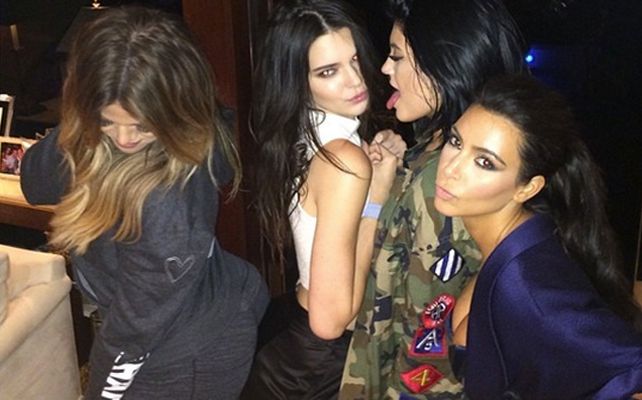 Khlo&eacute; Kardashian celebra sus 30 a&ntilde;os junto a sus hermanas.