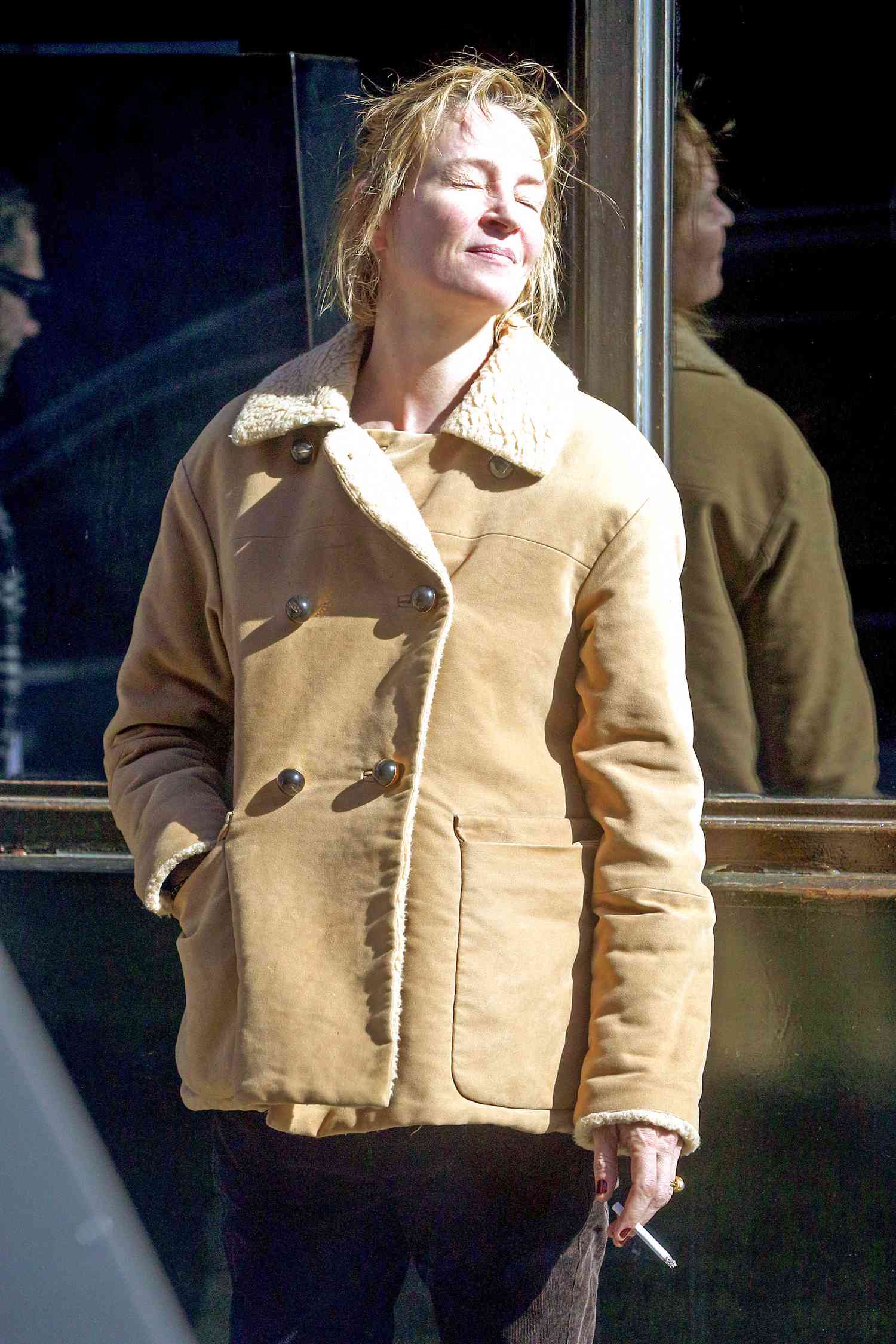 EXCLUSIVE Barefaced Uma Thurman Takes A Minute To Herself While Chain-Smoking