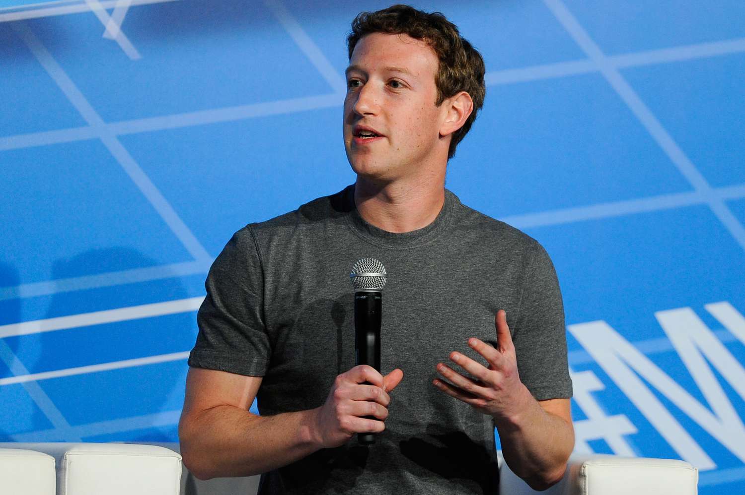 Mark Zuckerberg anuncia los planes de Facebook para ayudar a la vacunación contra COVID-19