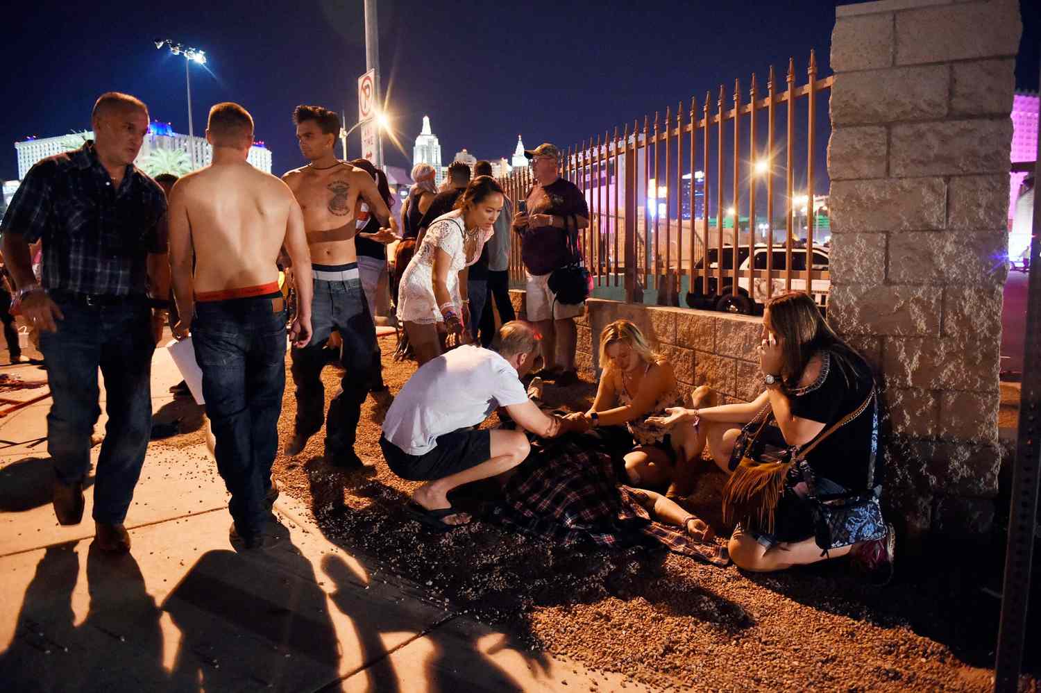 Personas ayudan a heridos tras el ataque en Las Vegas.
