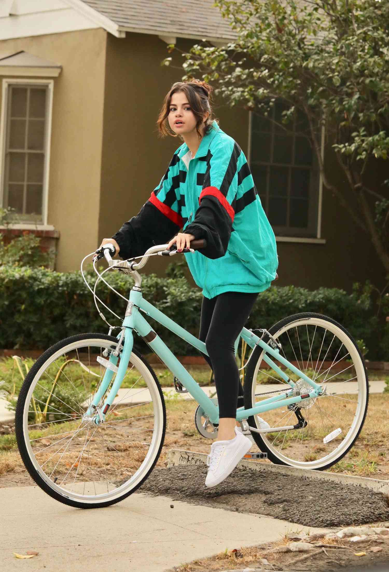 Selena Gómez, the weeknd, jacket, bicicleta, ex novio