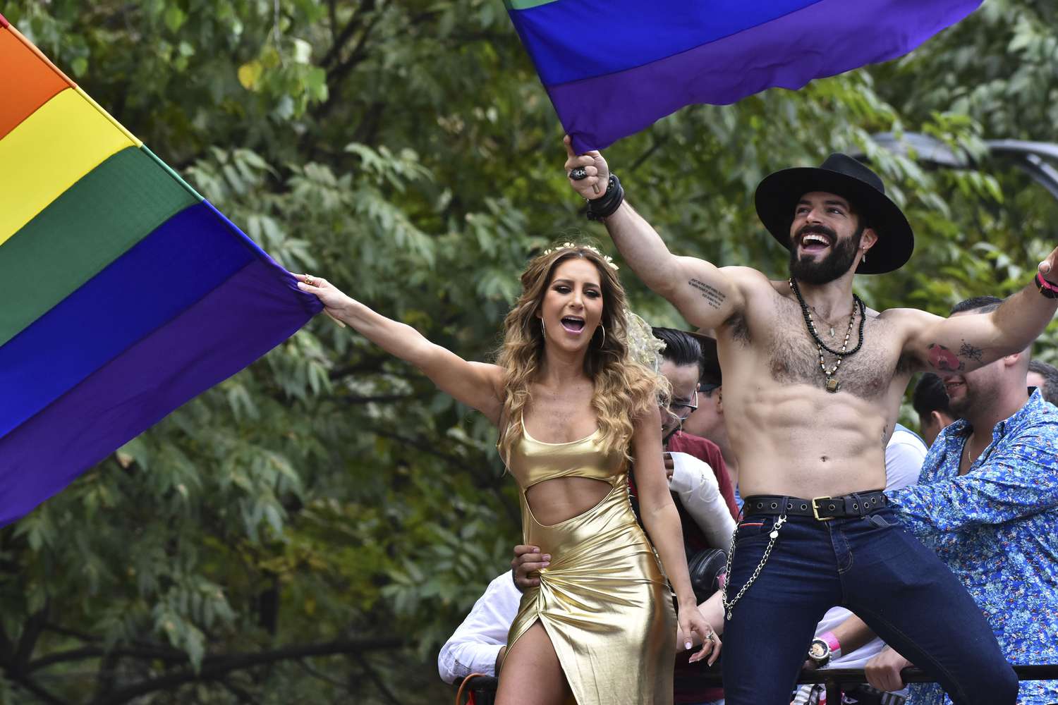 Geraldine Baz&aacute;n y Adrian Di Monte celebrando el D&iacute;a Internacional del Orgullo LGBT