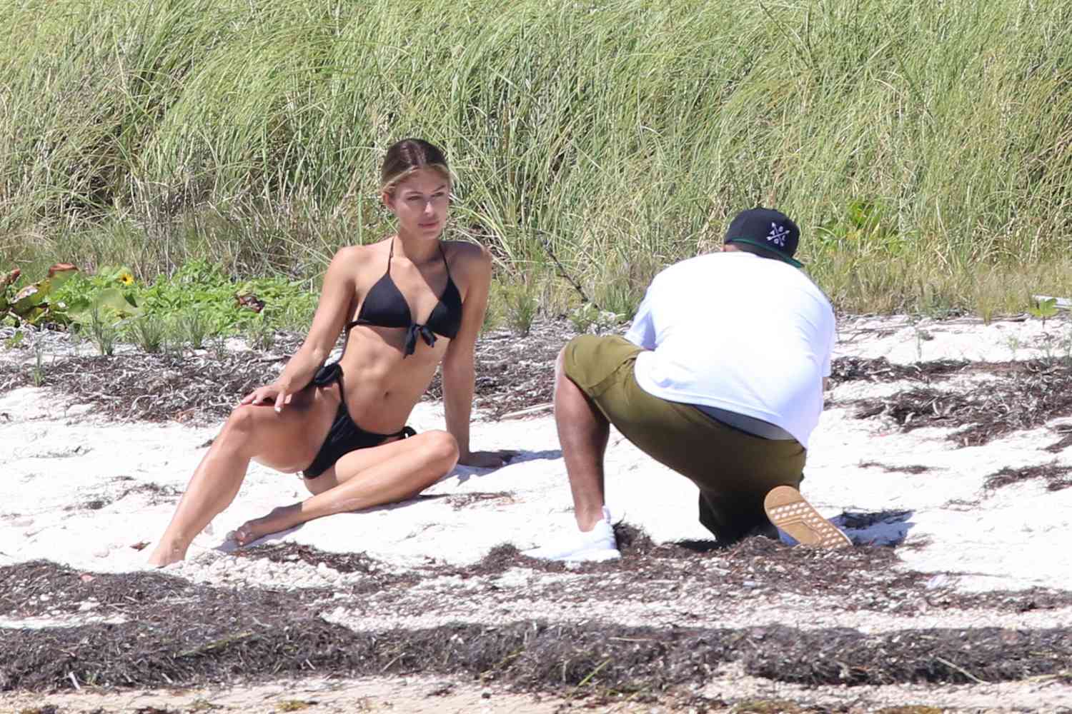 Nicky Jam fotografiando novia Cydney Moreau en Miami