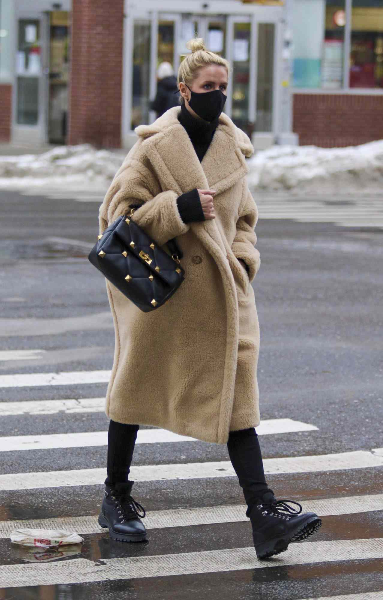 Nicky Hilton, look, abrigo oversized, New york