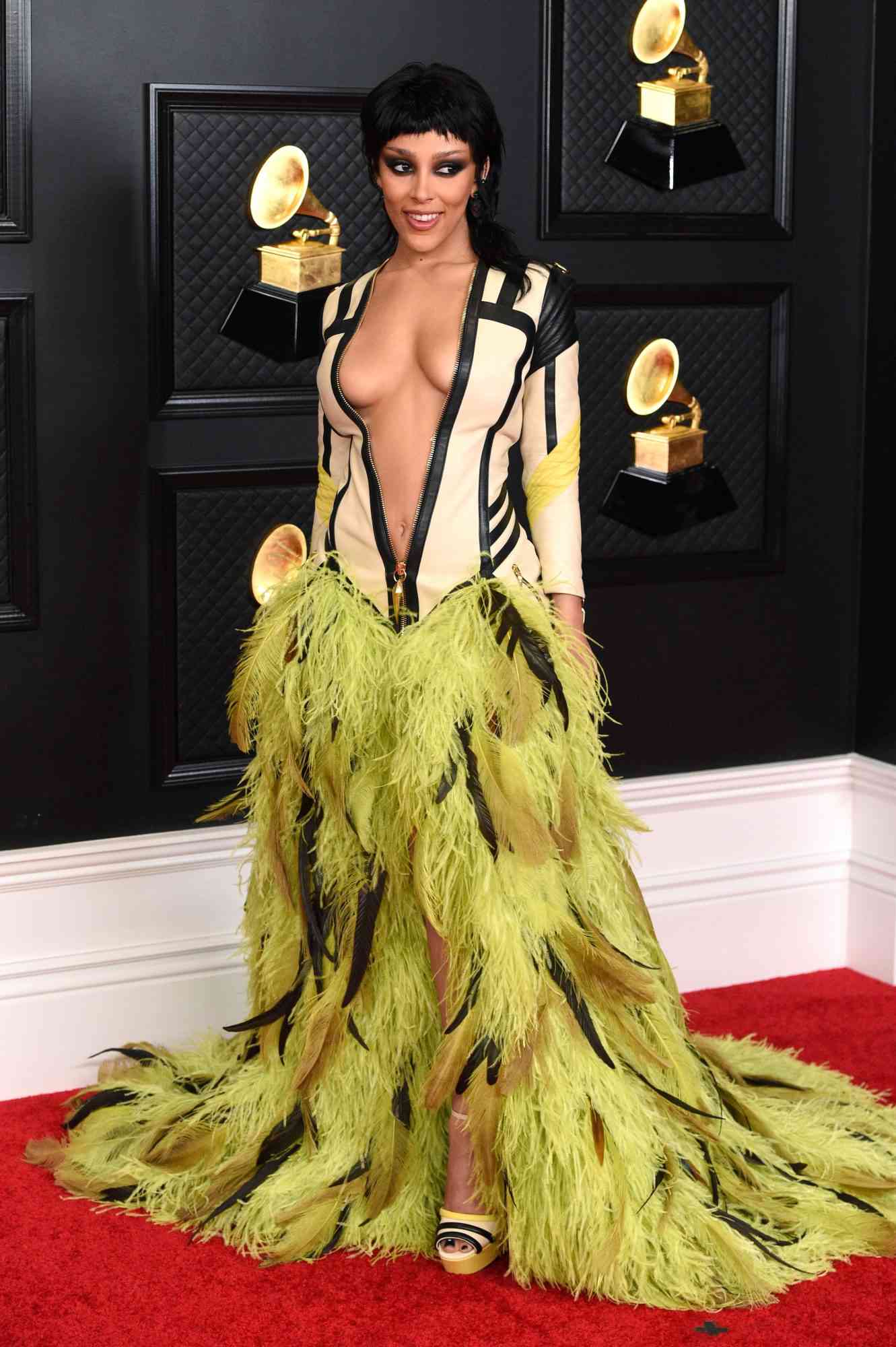 Doja Cat, look, vestido de plumas, Grammy 2021