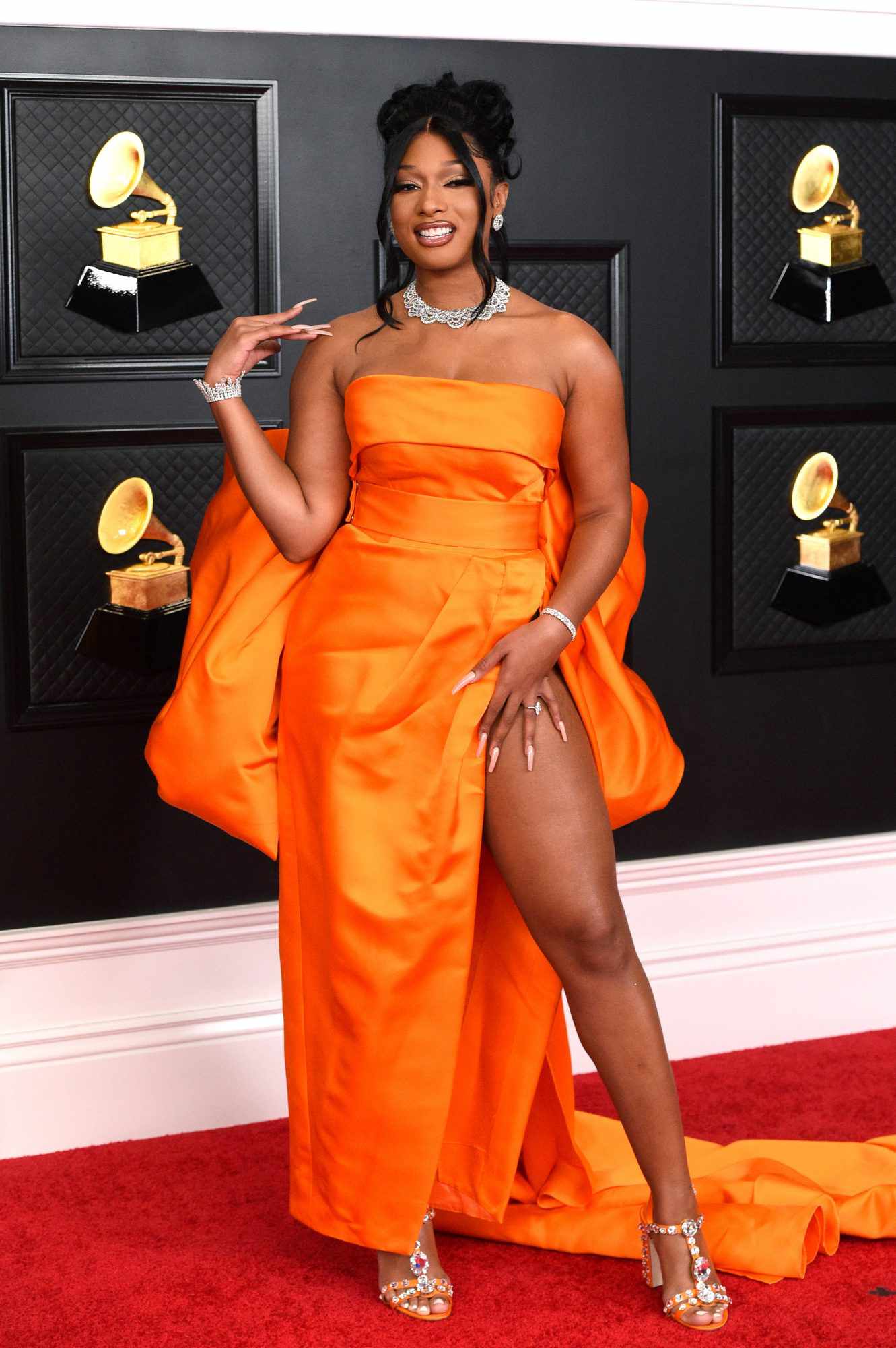 Meghan Thee, look, vestido naranja, Grammy 2021
