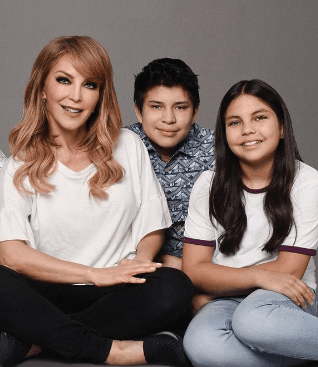 Hijos adoptivos de Laura Flores buscan a sus padres biológicos | People en  Español