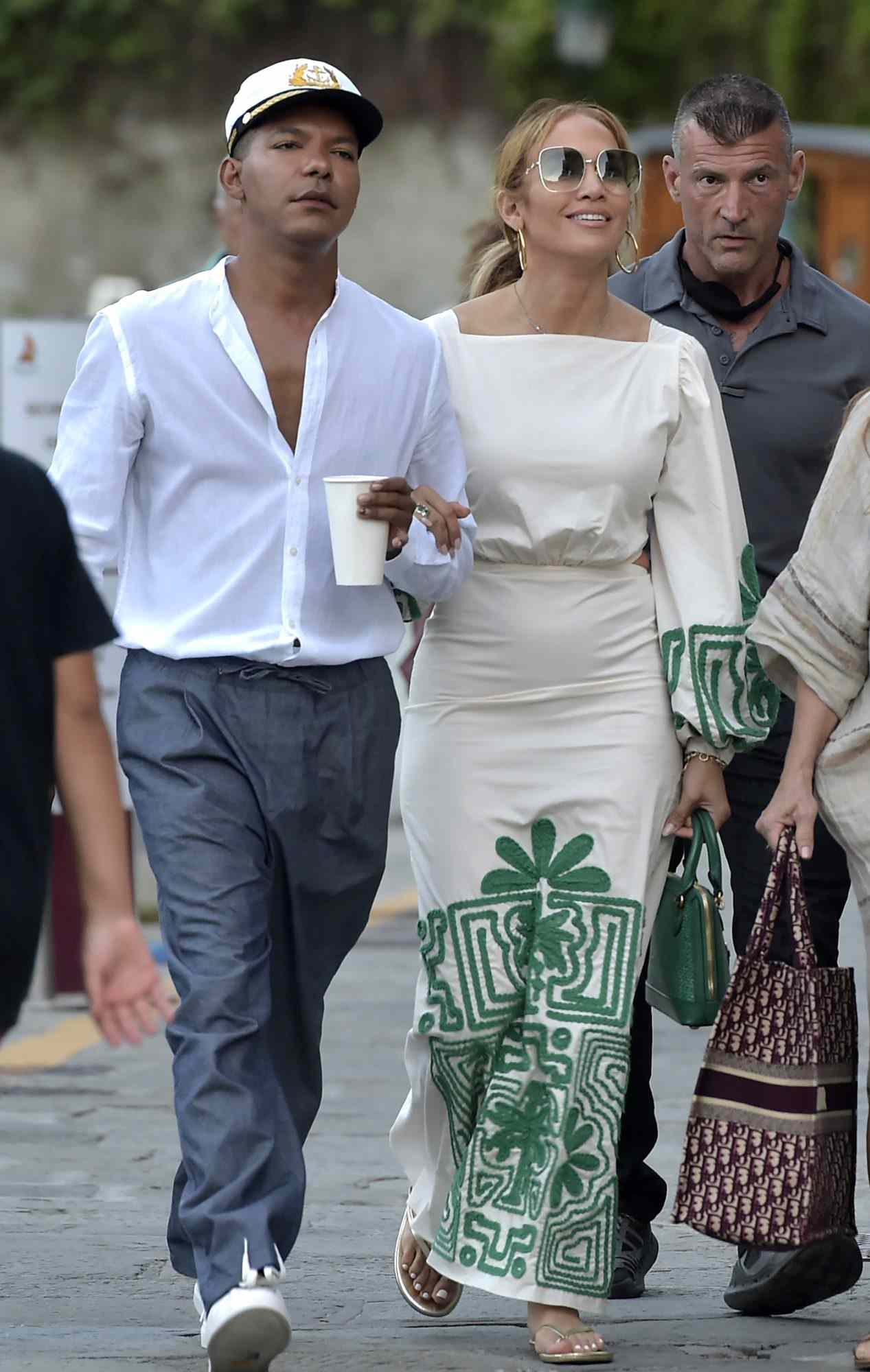Jennifer Lopez con vestido de Johanna Ortiz, vacaciones, italia