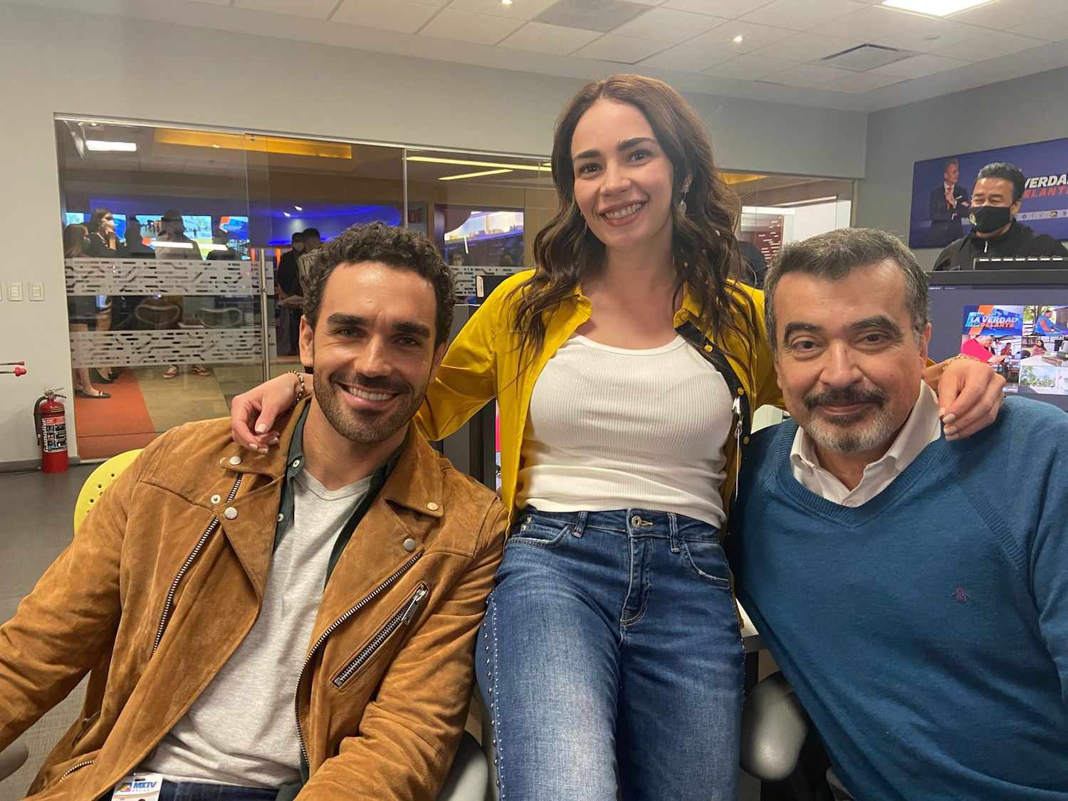 Quién interpreta el tema de salida de la telenovela Si nos dejan? | People  en Español