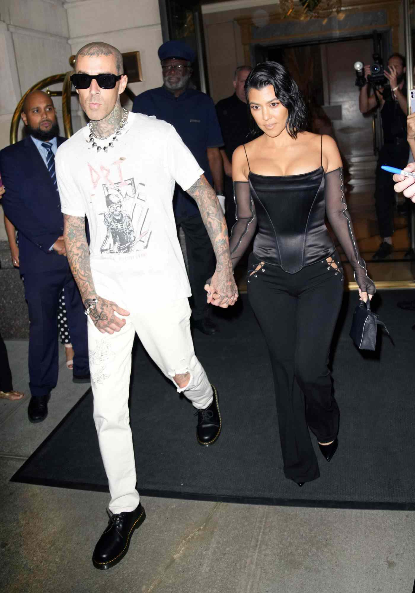 Kourtney Kardashian y Travis Barker momentos fashion