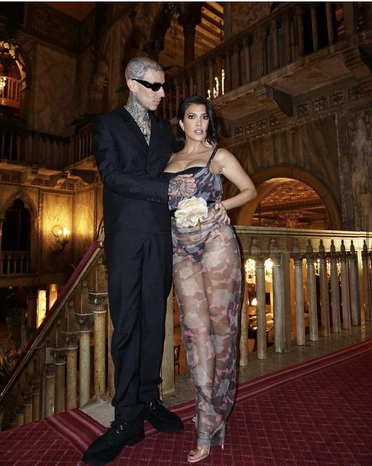 KOurtney Kardashian y Travis Barker momentos fashion